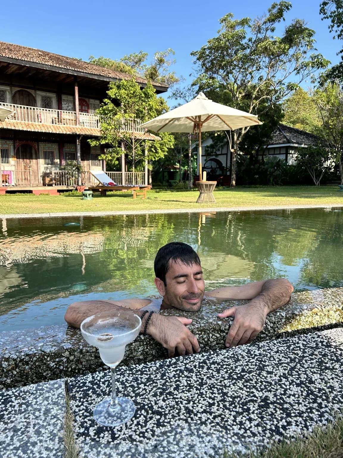 Host relaxující ve vodě v bazénu Temple Tree Resort Langkawi