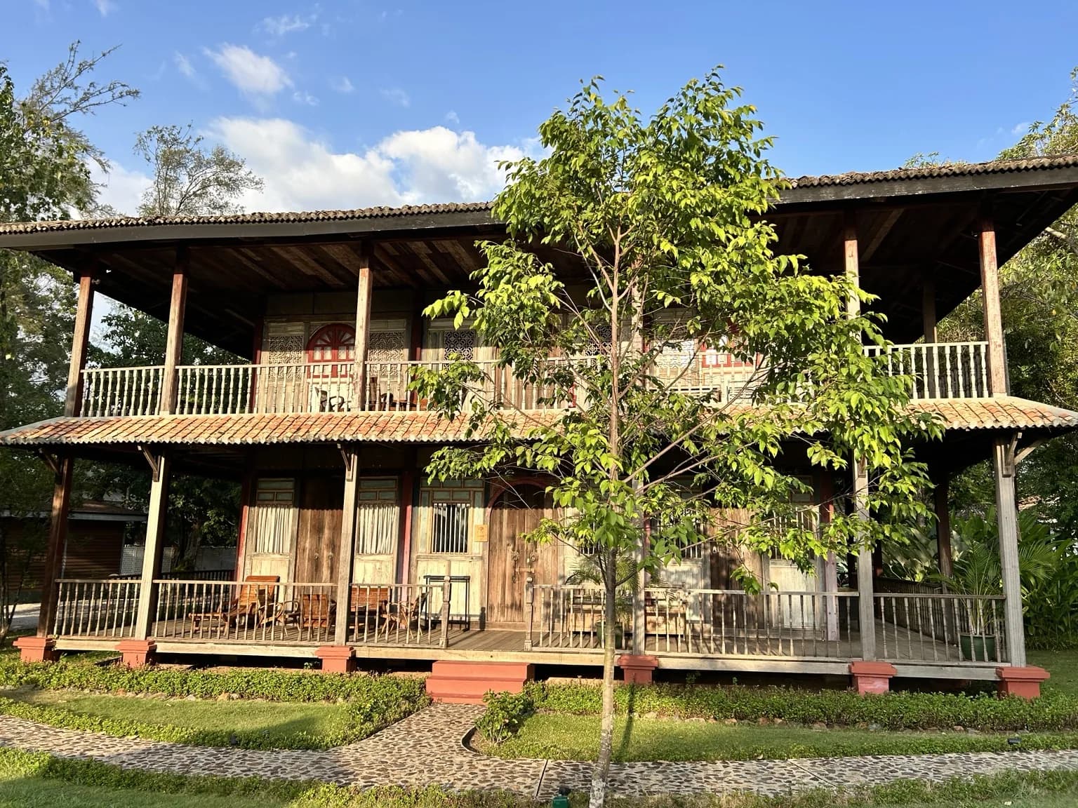 Dvoupatrový historický dřevěný dům s verandou v Temple Tree Resort Langkawi