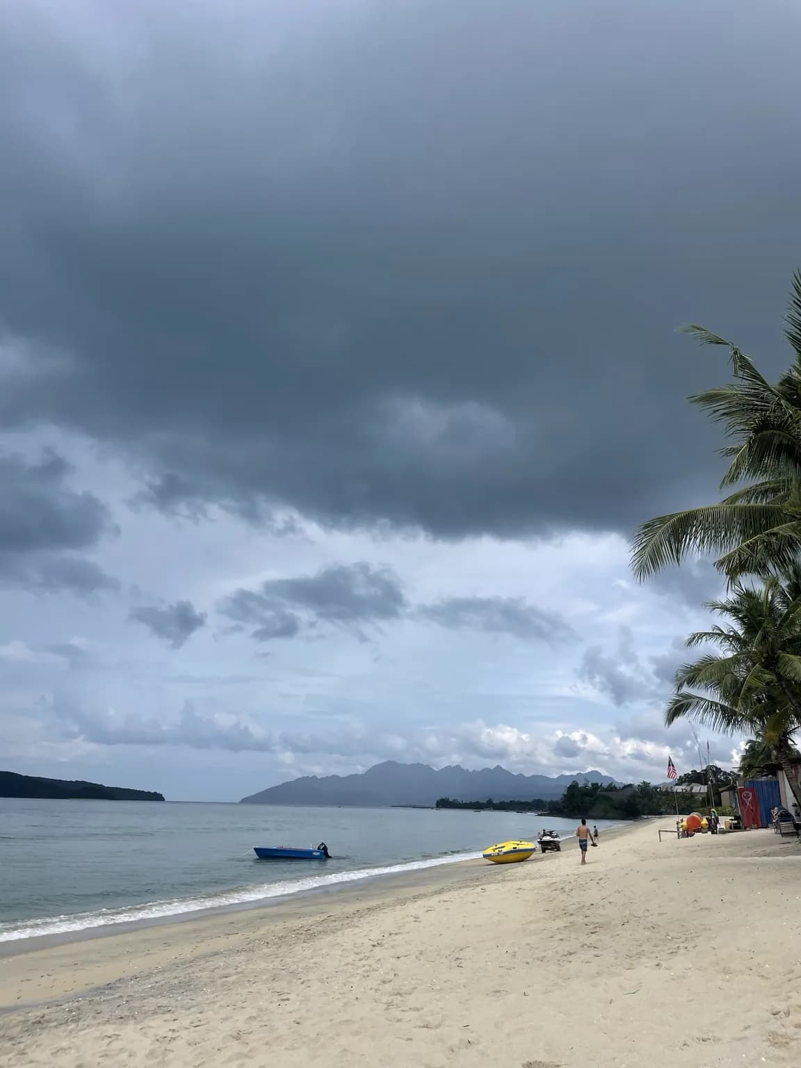 Mohutné dešťové mraky nad mořem na Langkawi