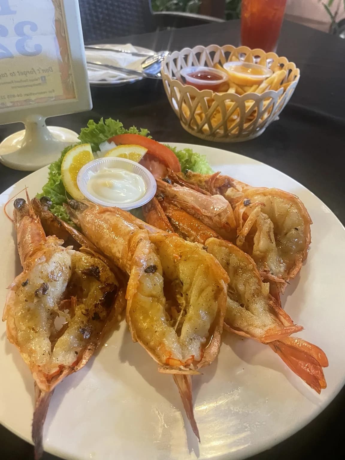 Talíř grilovaných krevet s citronem v restauraci na Langkawi