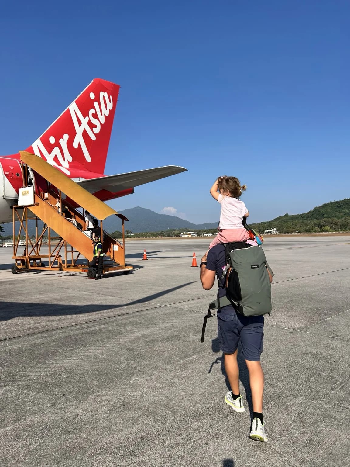 Rodina nastupující do letadla AirAsia na letišti Langkawi