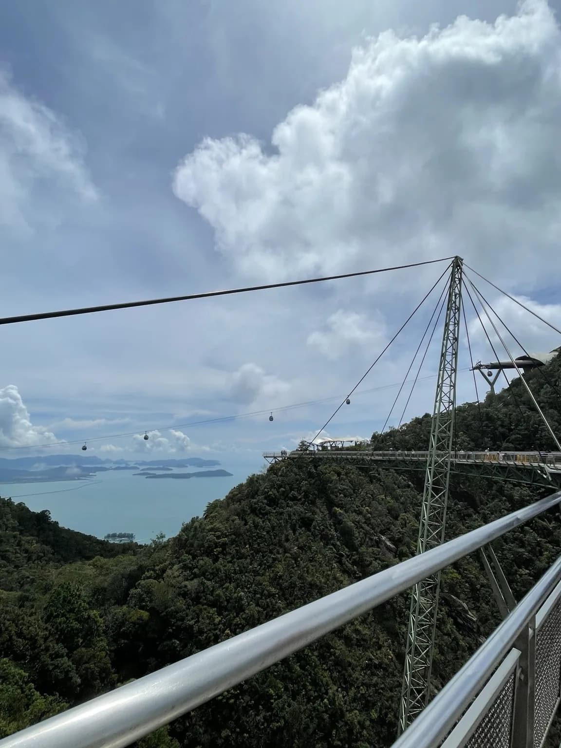 Langkawi SkyBridge nad zalesněnými svahy a Andamanským mořem