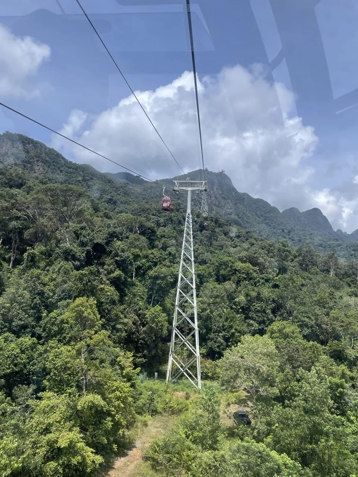Lanovka Langkawi SkyCab vedoucí nad tropickou džunglí k hoře