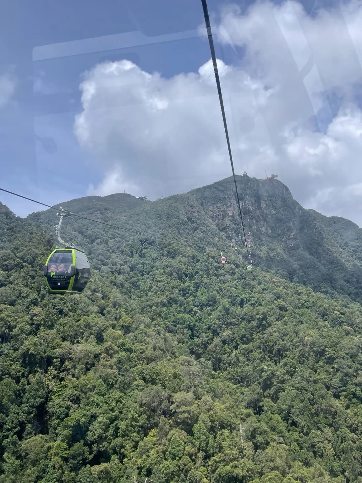 Výhled z výšky na Andamanské moře a zelené pobřeží Langkawi