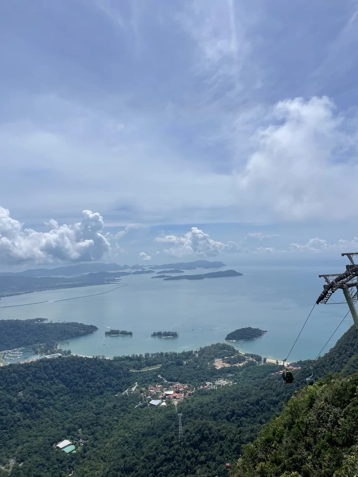 Panoramatický výhled na ostrůvky a lanovku SkyCab z horské vyhlídky na Langkawi