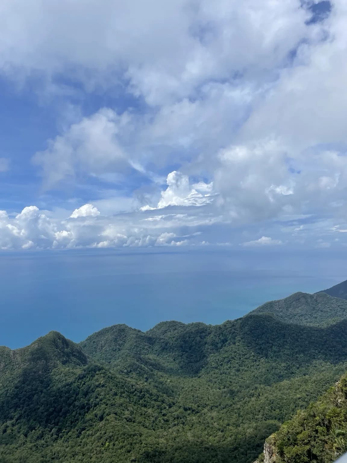 Pohled z horské vyhlídky na zelené hory a moře na Langkawi