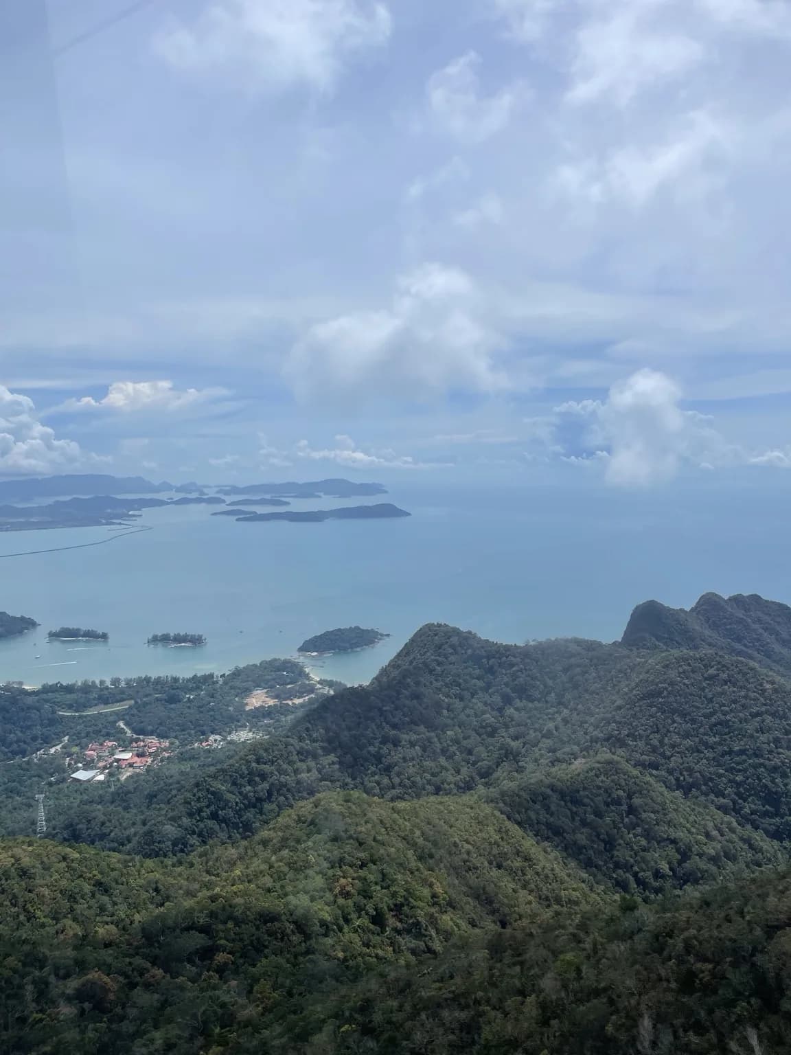 Ostrovy Langkawi pozorované z vysoké horské vyhlídky