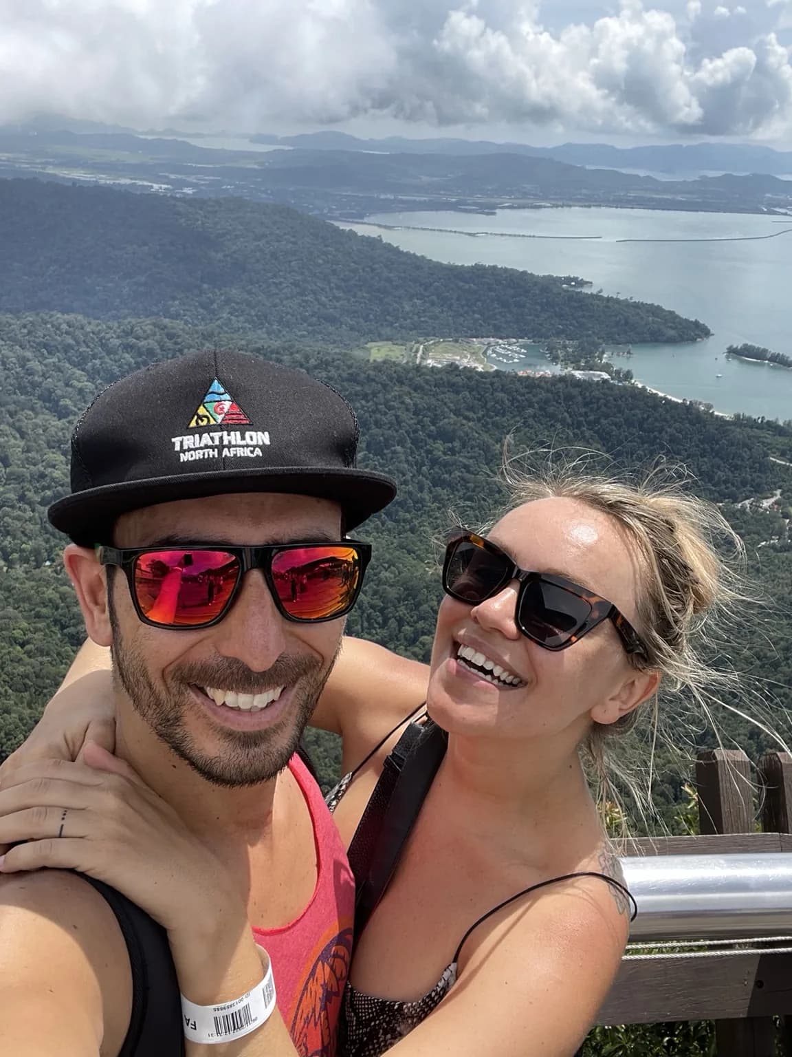 Dvojice na horské vyhlídce nad zeleným pobřežím Langkawi