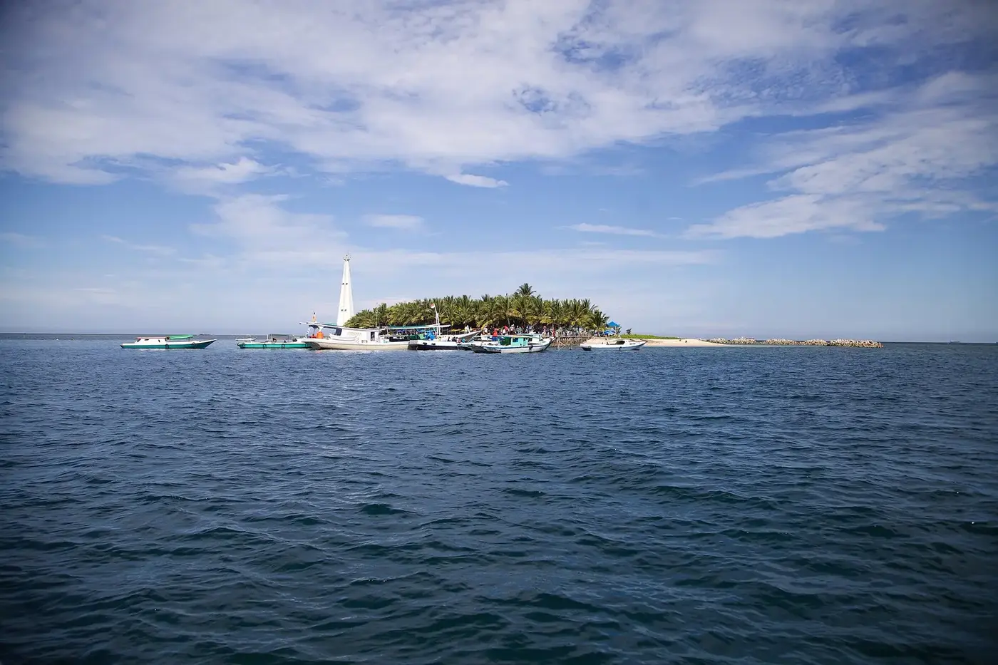 Písečné pobřeží ostrova Pulau Beras Basah u Langkawi