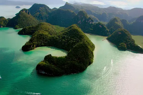 Sladkovodní jezero Dayang Bunting obklopené zelenými kopci na Langkawi