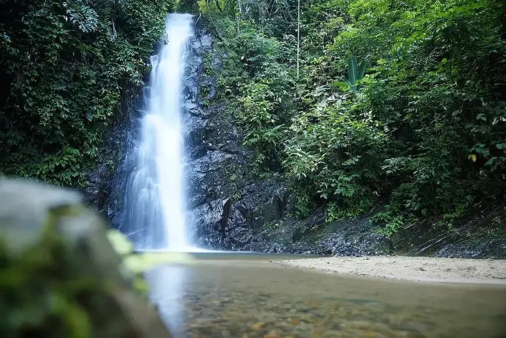 Durian Perangin, vícestupňový vodopád v tropické zeleni na Langkawi