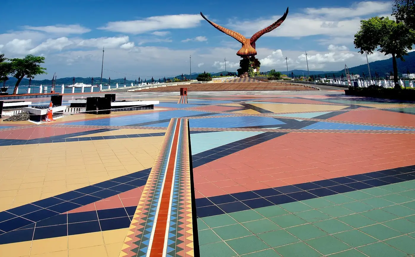 Socha orla na náměstí Eagle Square (Dataran Lang) v Kuahu na Langkawi