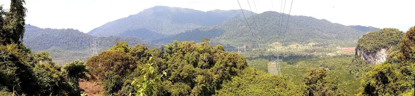 Výhled na zelené horské vrcholy Langkawi z oblasti Gunung Raya