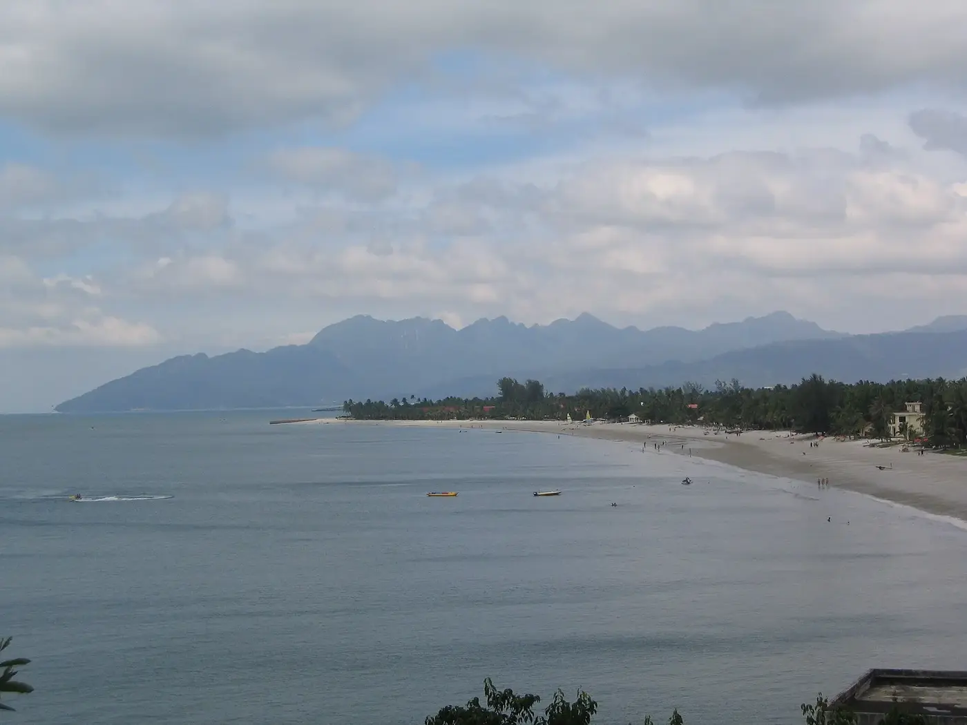 Pobřeží Pantai Cenang, hlavní pláže na ostrově Langkawi