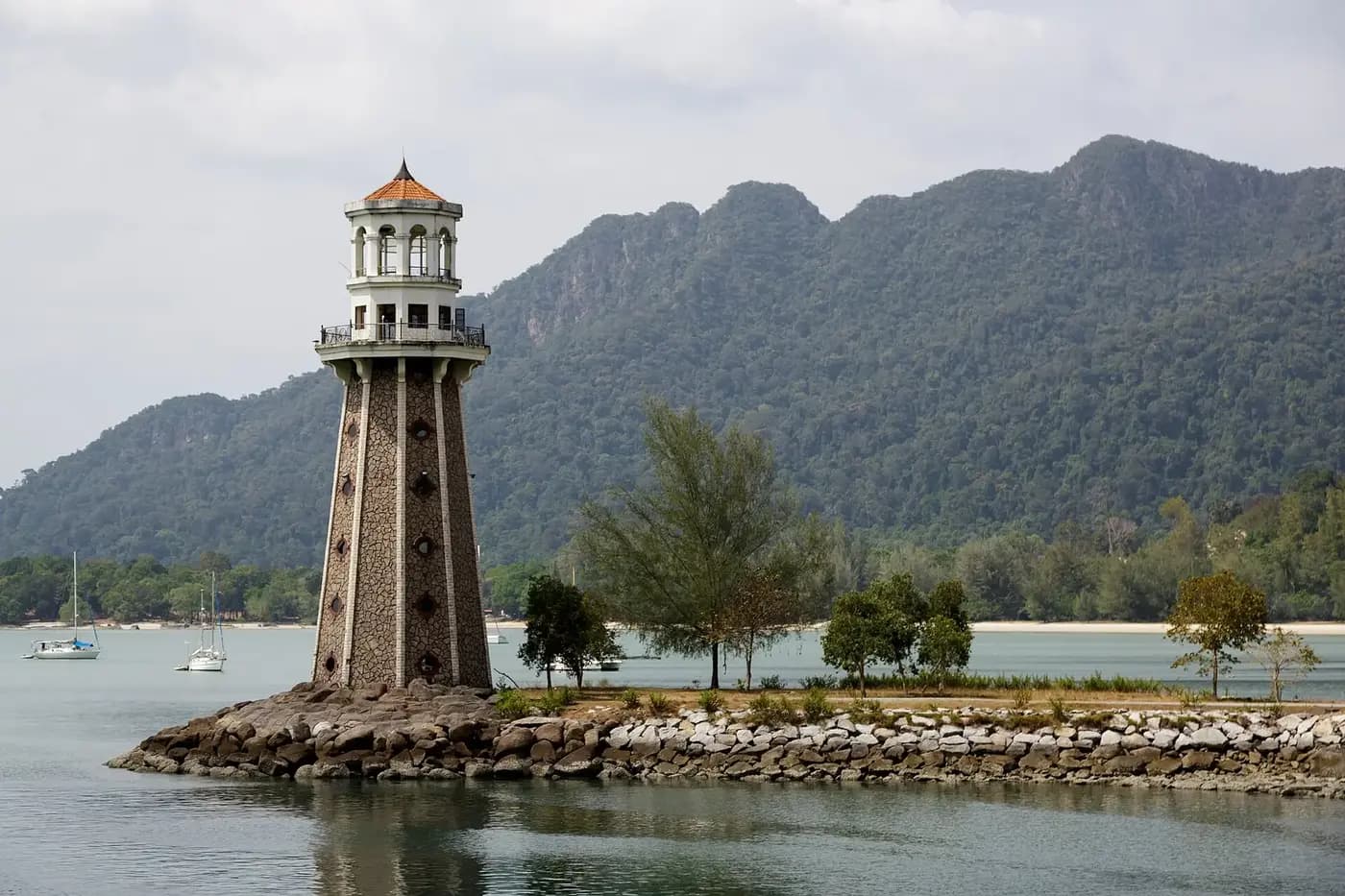 Maják u pláže Pantai Kok na Langkawi