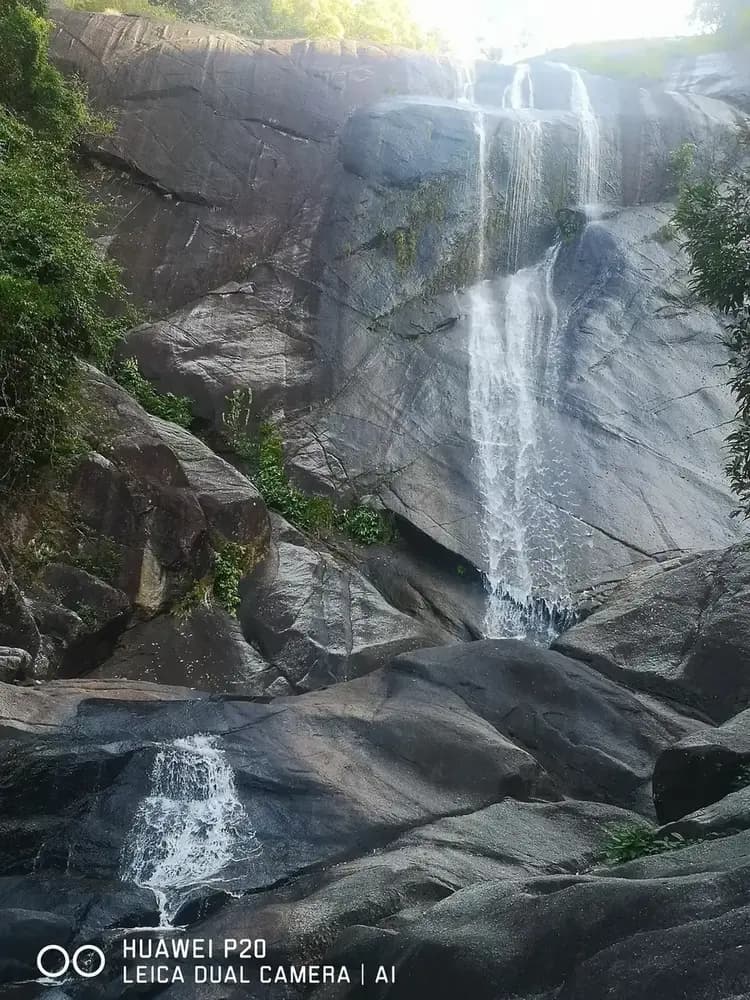Vodopád Seven Wells (Telaga Tujuh) stékající po skalách v tropickém lese na Langkawi