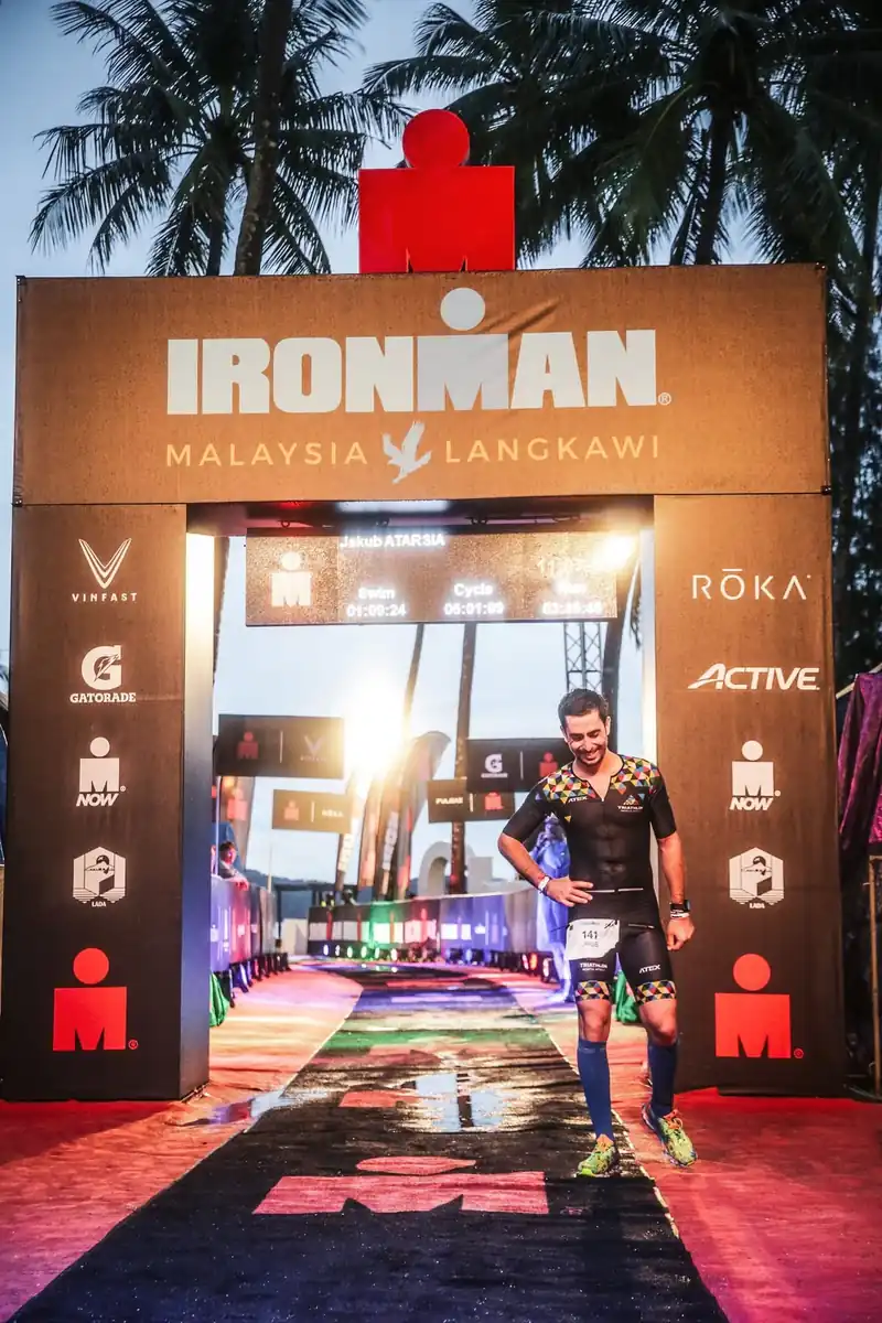 Jakub Atarsia v cíli IRONMAN Malaysia Langkawi 2022