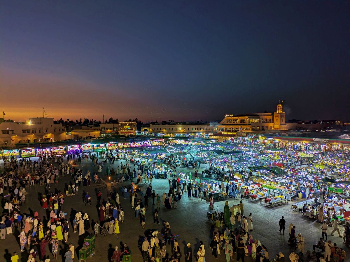 Večerní náměstí Jemaa el-Fna se stánky a davy lidí v Marrákeši