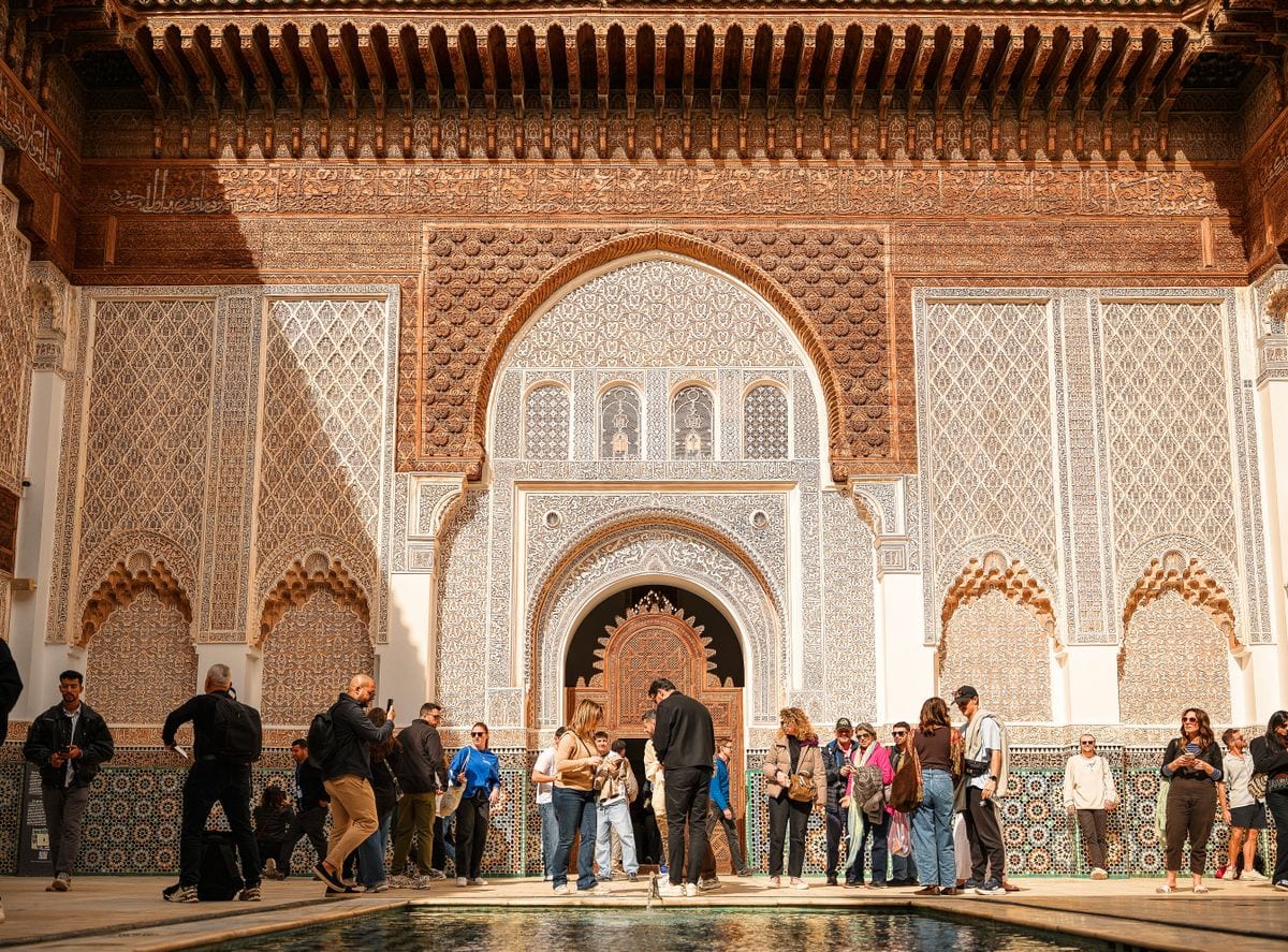 Nádvoří Medersy Ben Youssef s vyřezávanou výzdobou v Marrákeši