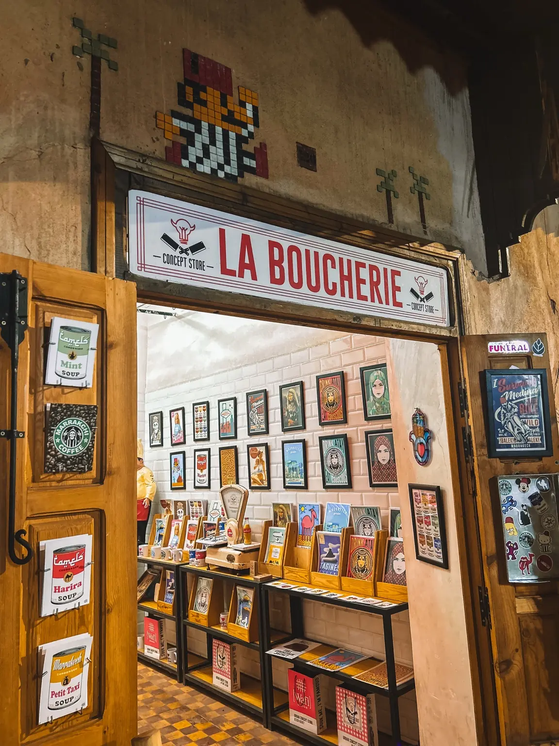 Obchod La Boucherie s plakáty a grafickými tisky v marrákešské medině