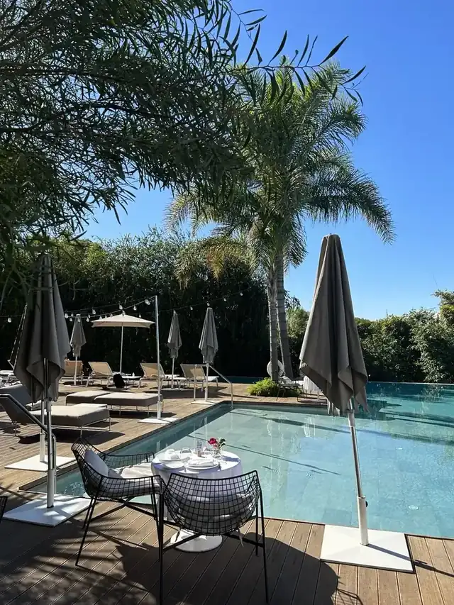 Bazénová terasa Hotel Sahrai s palmami ve Fèsu
