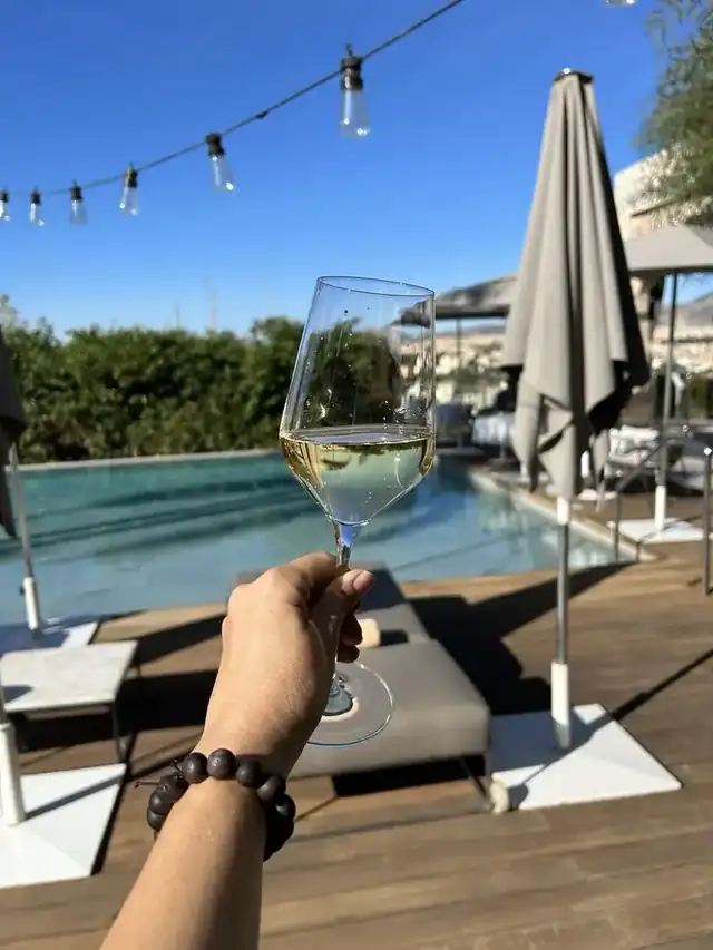 Sklenka vína u bazénu Hotel Sahrai ve Fèsu