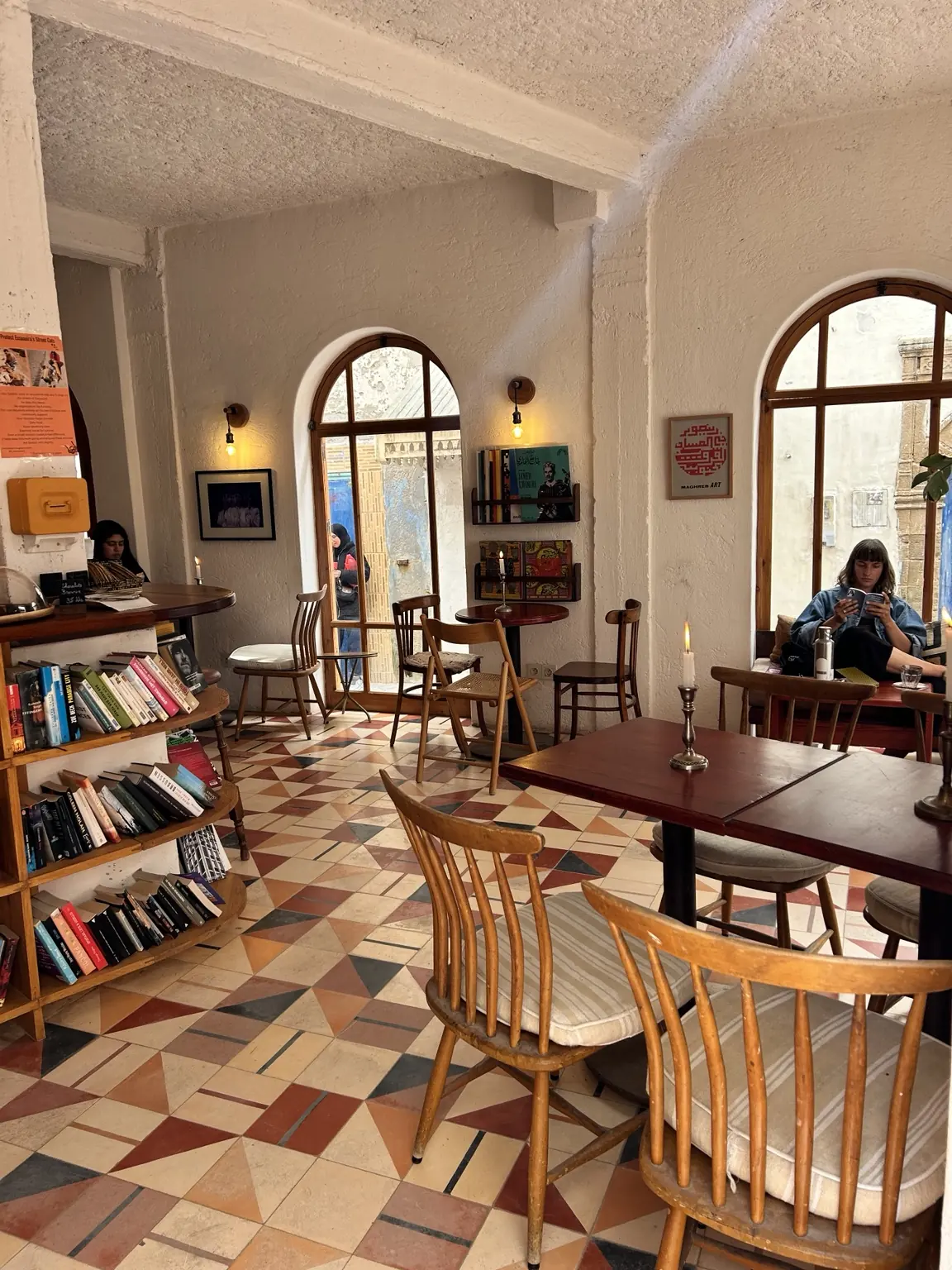 Interiér Café L’Esprit v medině v Essaouiře s knihami a geometrickou dlažbou