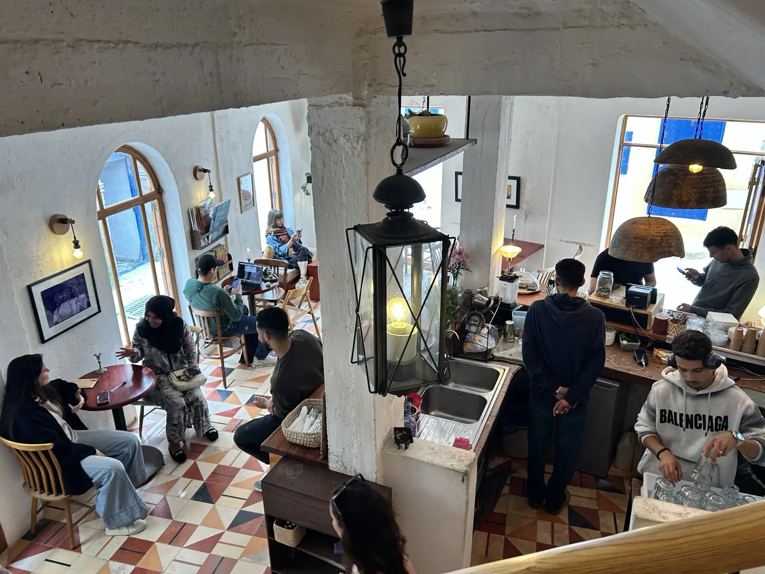 Café L’Esprit v Essaouiře s barevnou geometrickou dlažbou a posezením