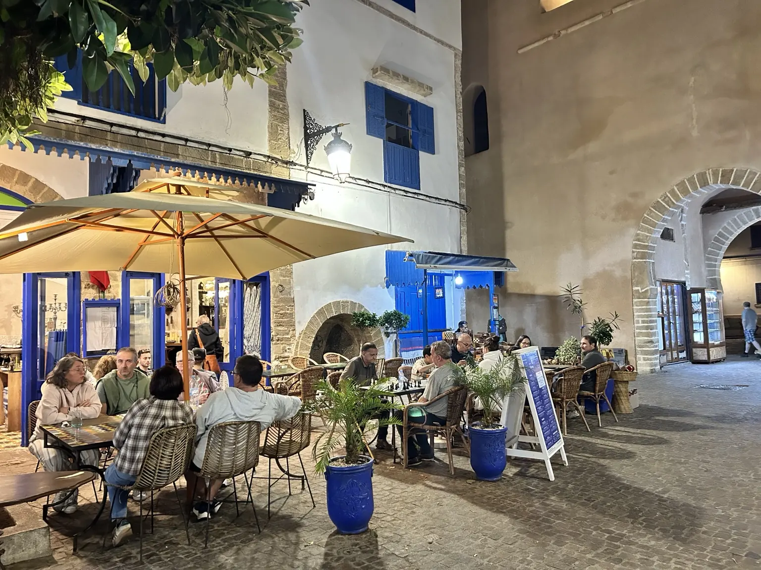 Restaurace v medině v Essaouiře večer s modrými dveřmi a terasou