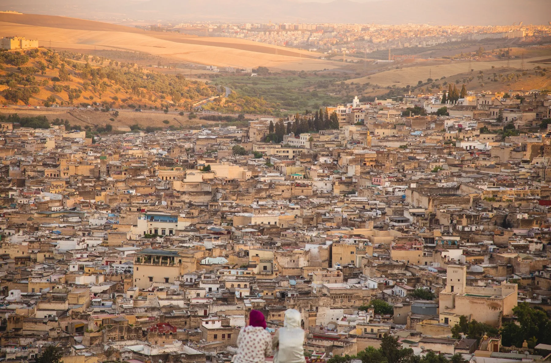 Panorama historické mediny ve Fesu v Maroku
