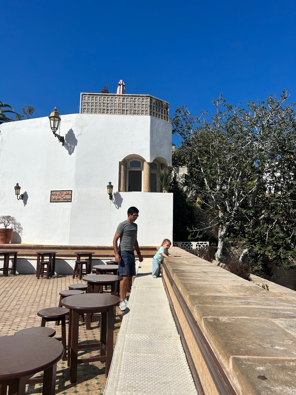 Terasa u Café des Oudayas a světlé domy Kasbah