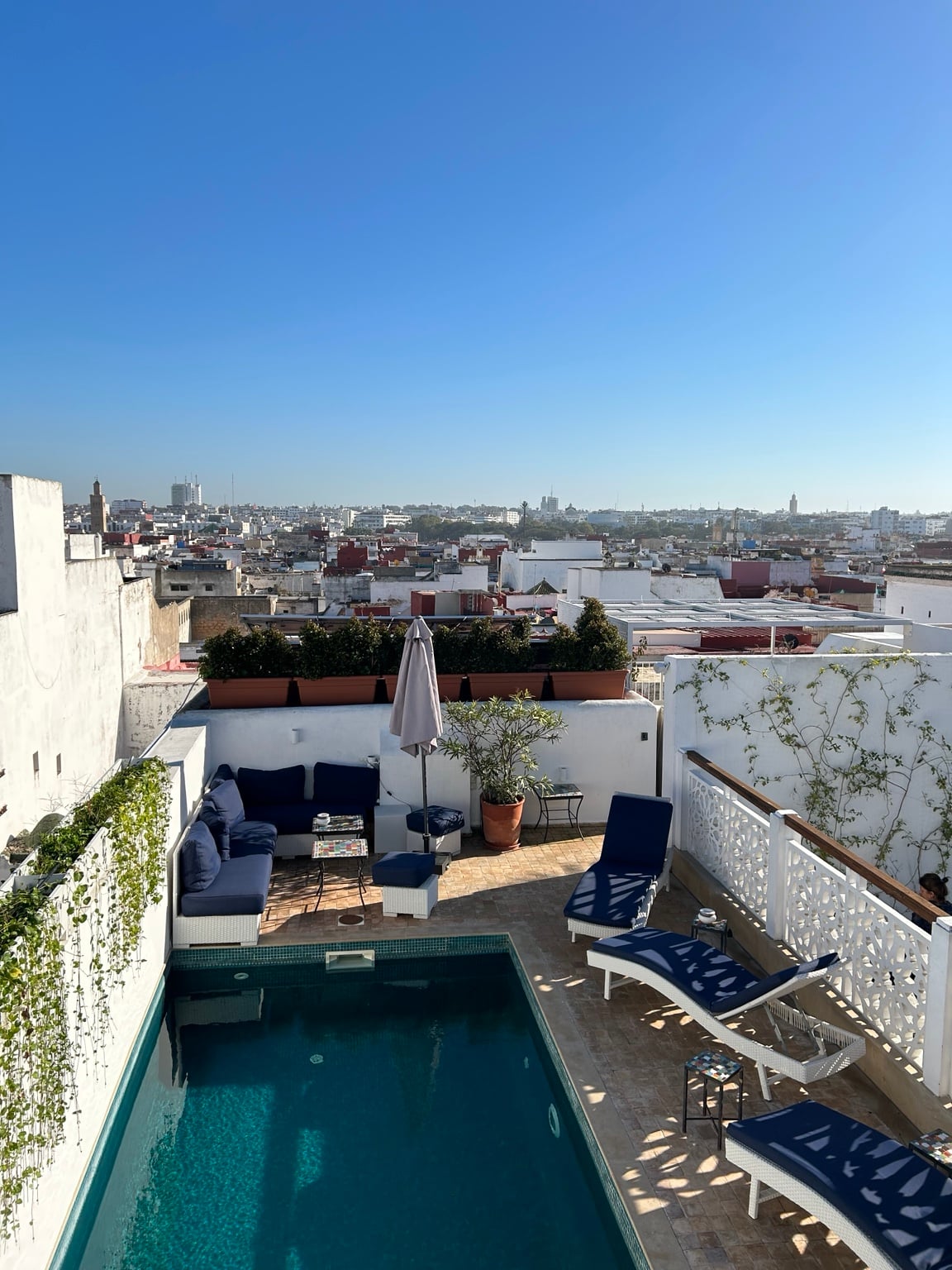 Střešní bazén Dar Shâan s výhledem na Rabat