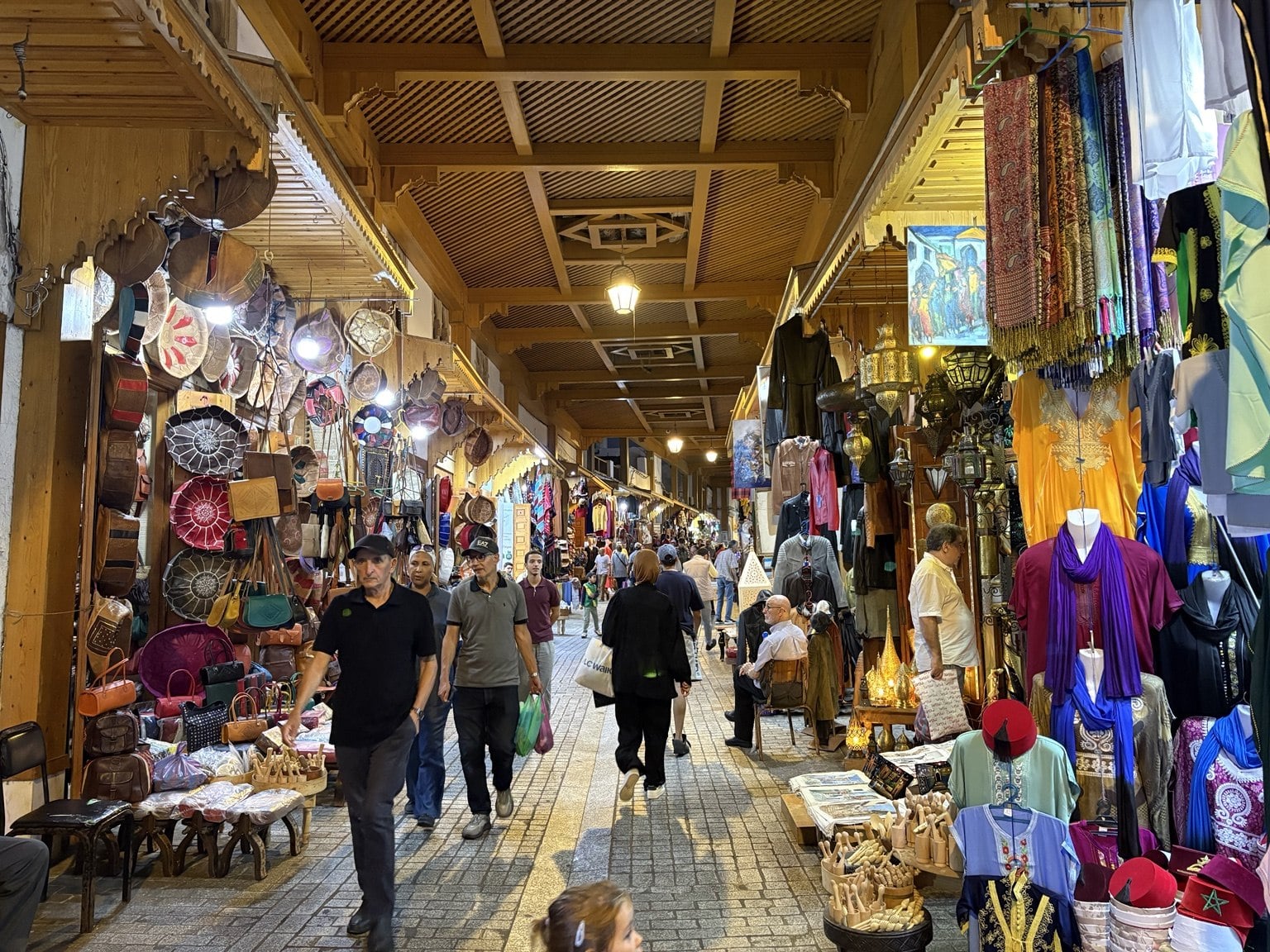 Lidé v zastřešené obchodní ulici Souk Tahti v rabatské medině