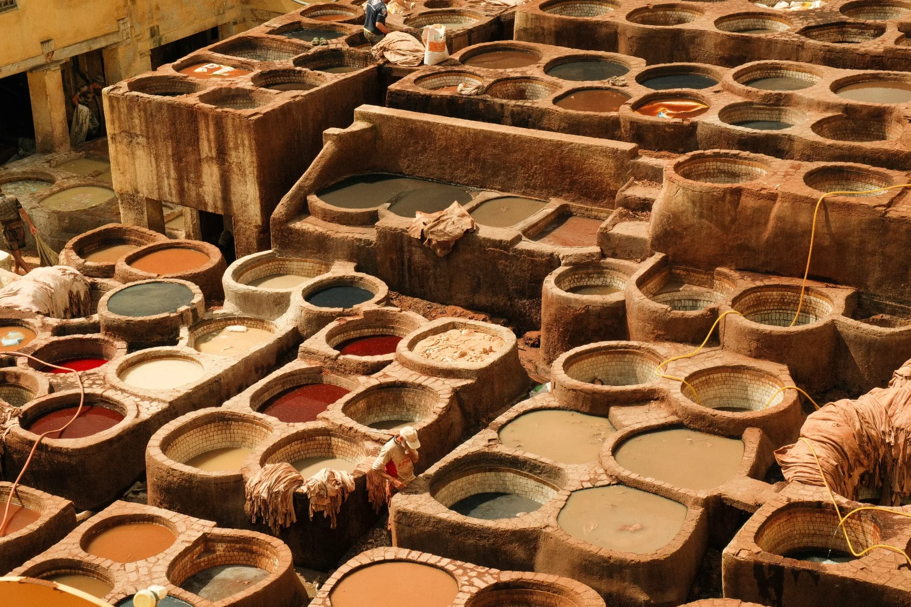Barevné barvicí kádě v tradičních koželužnách Chouara Tanneries ve Fezu