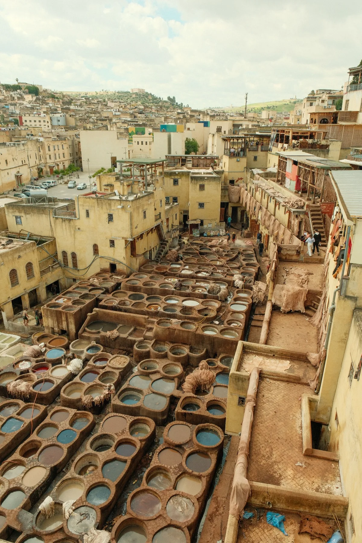 Pohled shora na koželužny Chouara Tanneries a okolní zástavbu mediny ve Fezu