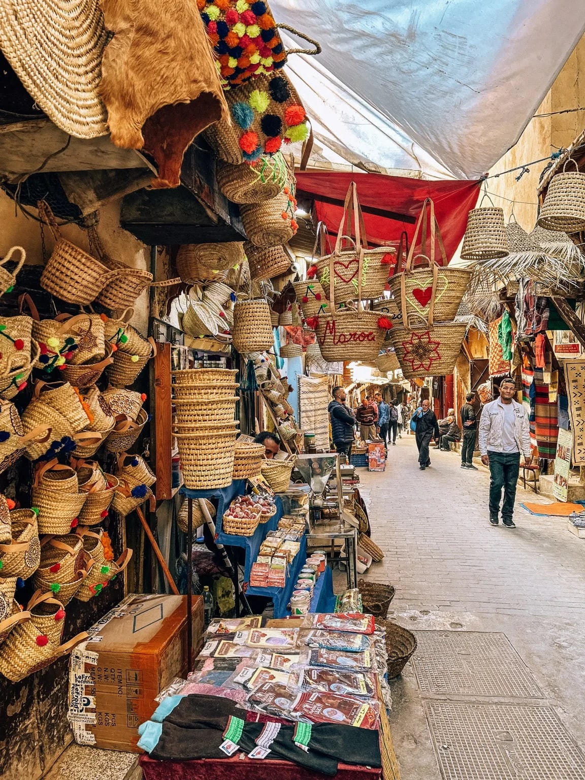 Souk ve Fezu s ručně pletenými košíky a tradičními výrobky