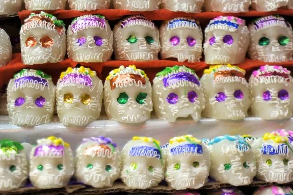 Bílé cukrové lebky calaveritas de azúcar ozdobené barevnou cukrovou polevou