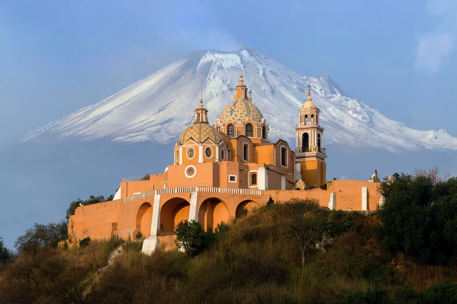 Kostel Nuestra Señora de los Remedios nad pyramidou v Cholule, v pozadí sopka Popocatépetl