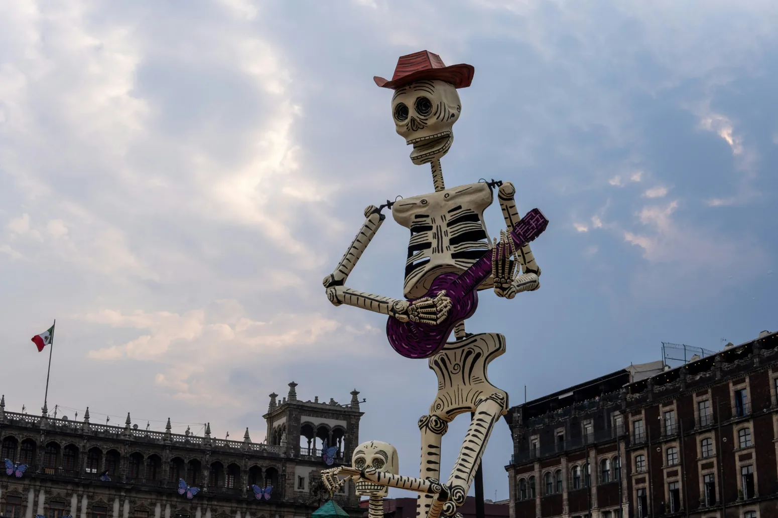 Obří kostlivec s kytarou na náměstí Zócalo při mexickém Día de Muertos