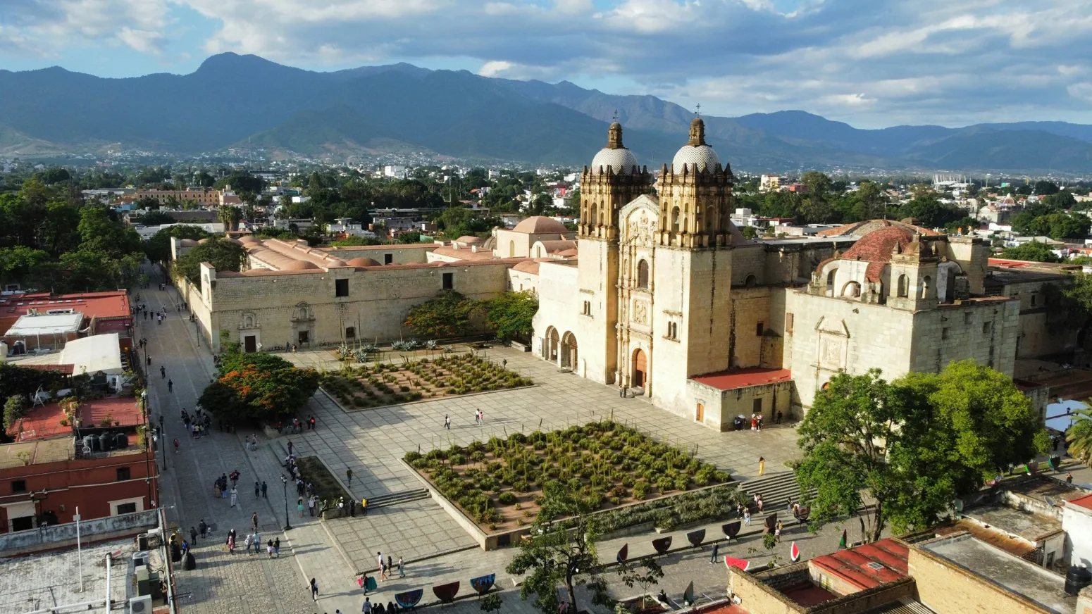 Pohled na historické centrum Oaxaca de Juárez a katedrálu