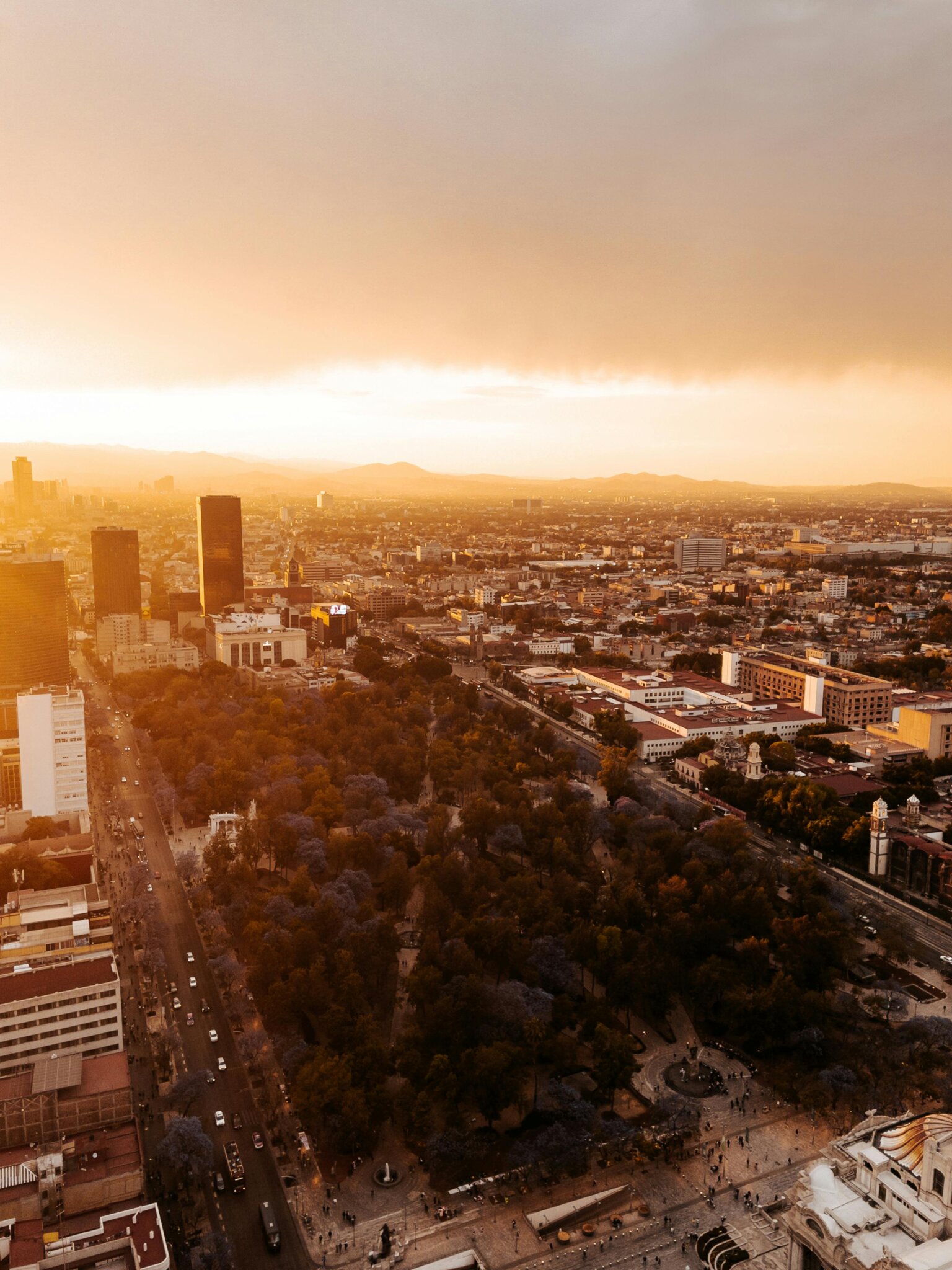 Pohled z Torre Latinoamericana na park Alameda Central v Mexico City při západu slunce.