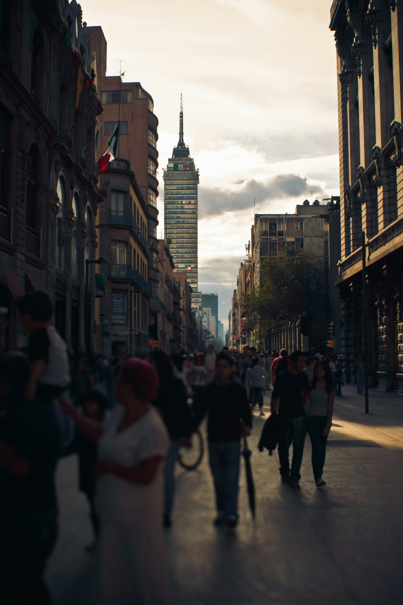 Ulice Avenida Francisco I. Madero s výhledem na Torre Latinoamericana v Mexico City.