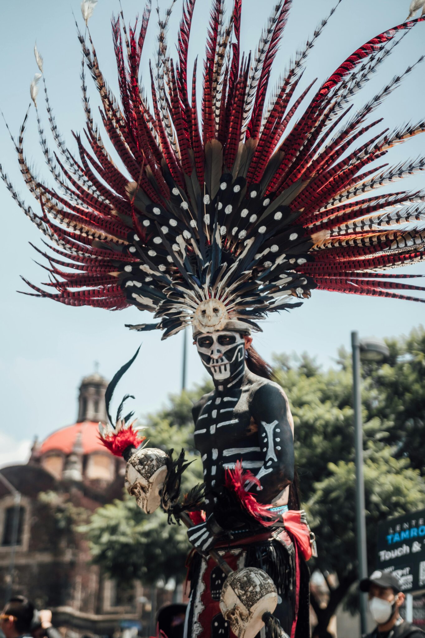 Aztécký tanečník v tradičním kostýmu během Día de Muertos v Mexico City na náměstí Zocalo.