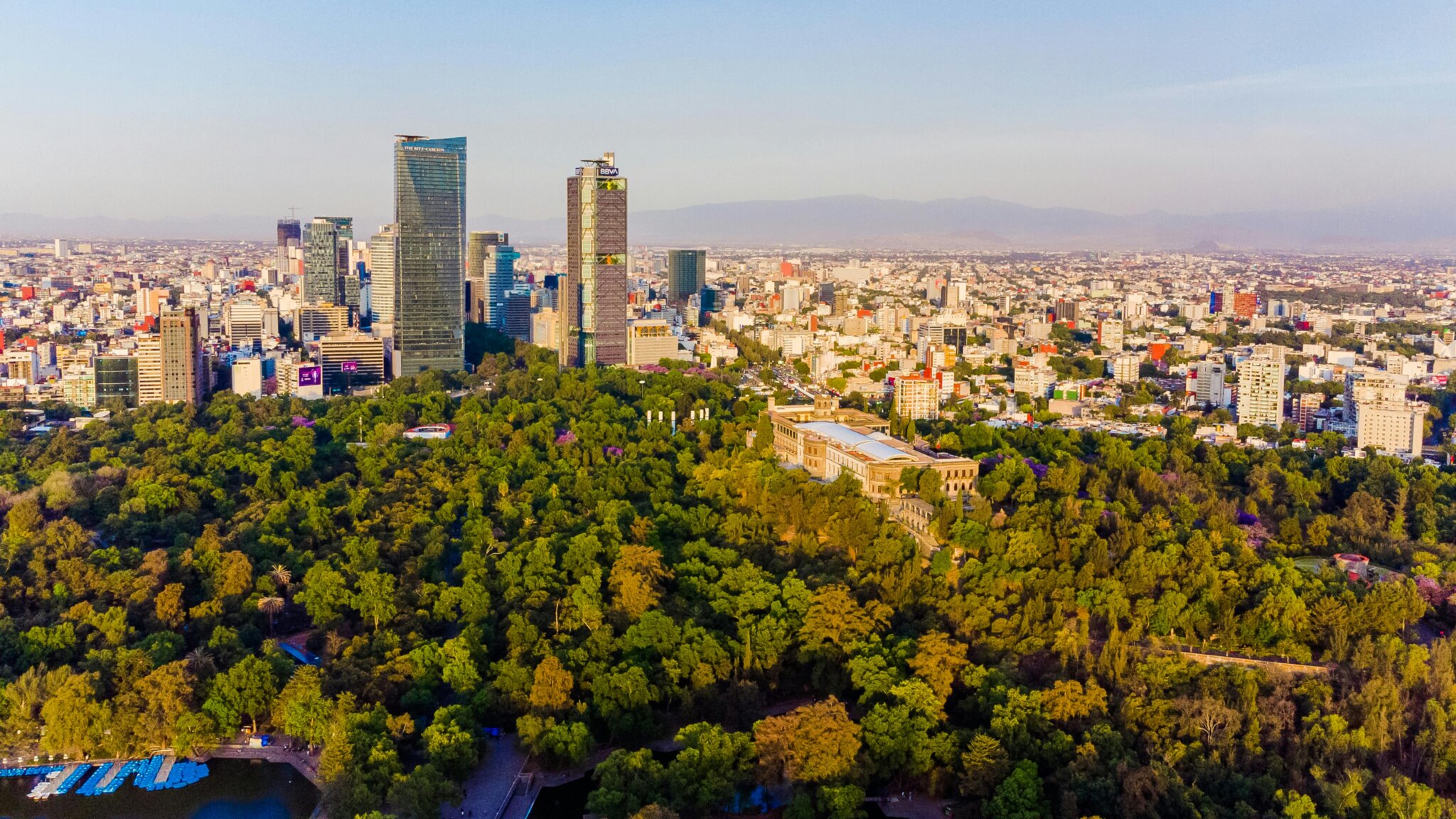 Letecký pohled na Chapultepec a hrad Castillo de Chapultepec v Mexico City – největší městský park v Latinské Americe obklopený moderními mrakodrapy.