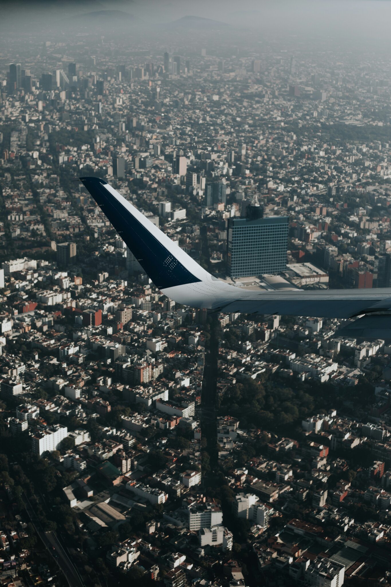 Letecký pohled na Mexico City – obrovská metropole rozprostřená mezi horami.