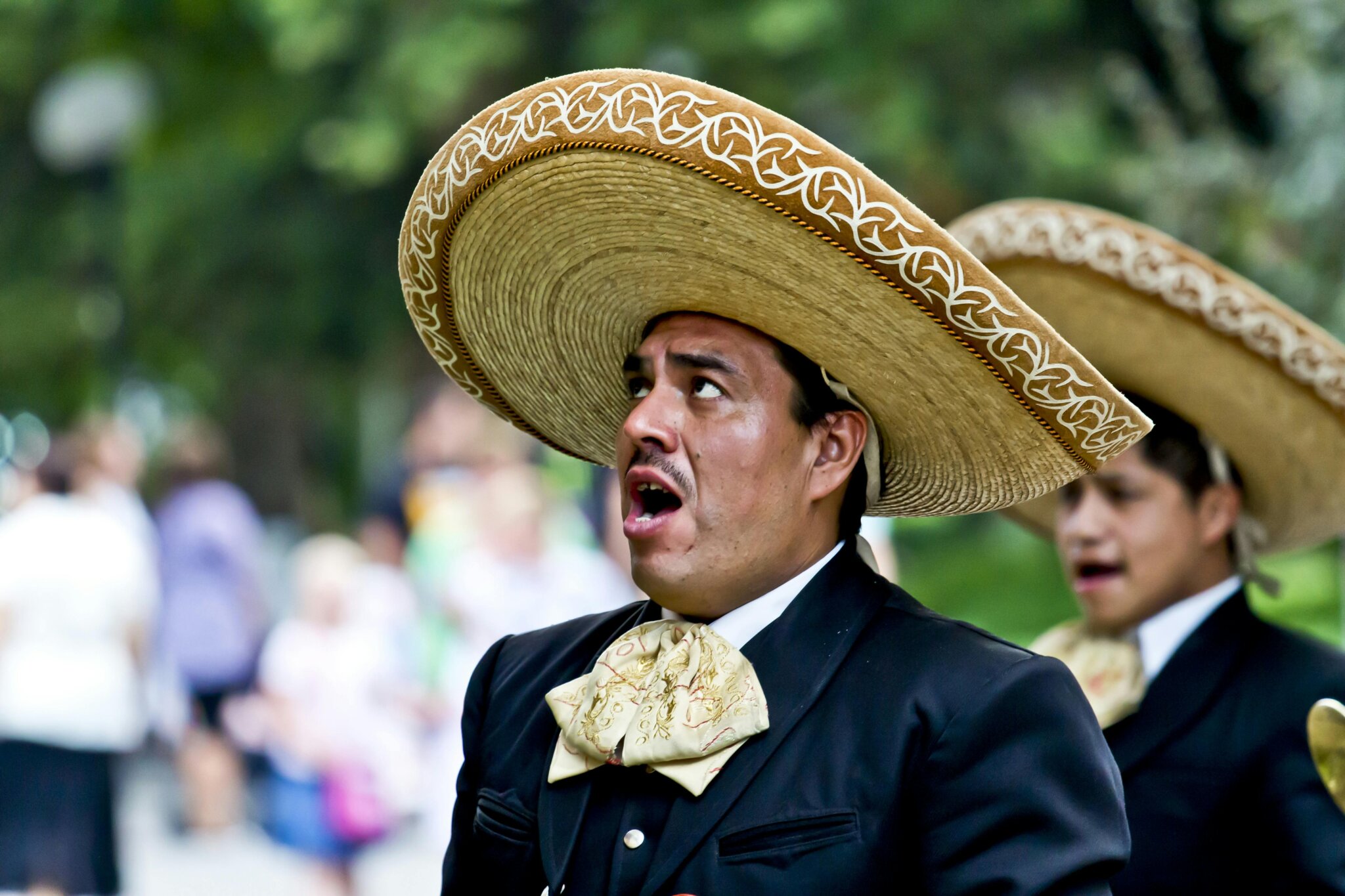 Mariachi zpívající na Plaza Garibaldi v Mexico City – tradiční mexická hudba a večerní atmosféra.