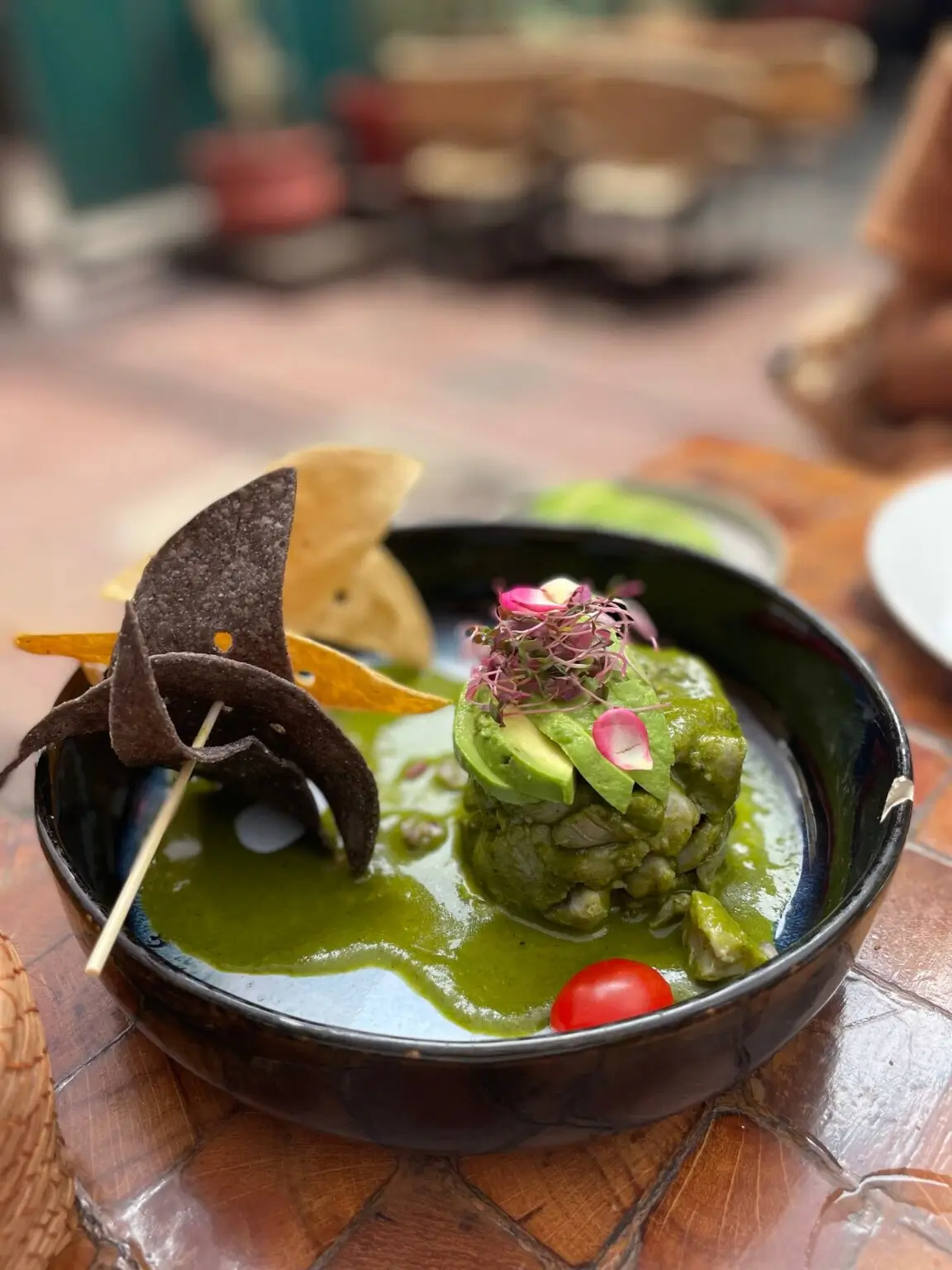 Guacamole - tradiční mexické jídlo s avokádem a zelenou omáčkou v restauraci Los Danzantes v Mexico City.