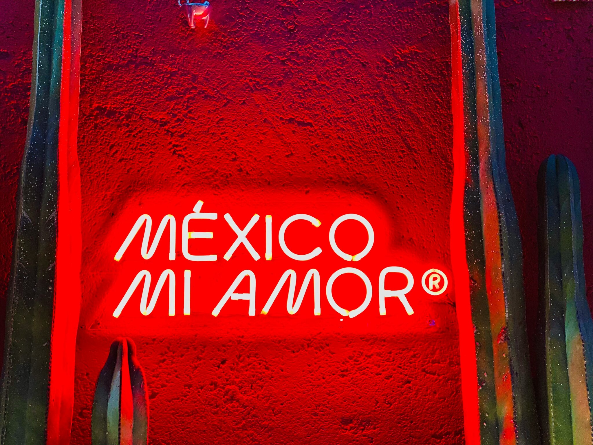 Nápis México mi amor v červeném neonovém světle – typická atmosféra Mexico City.