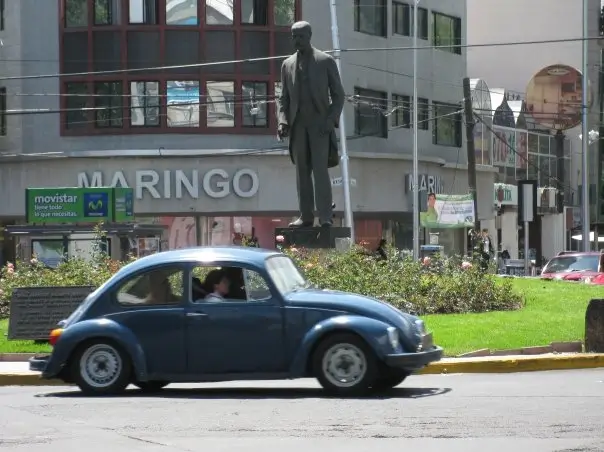 Socha Tomáše Garrigua Masaryka na Avenida Presidente Masaryk v Polancu, Mexico City, s projíždějícím modrým Volkswagenem Broukem.