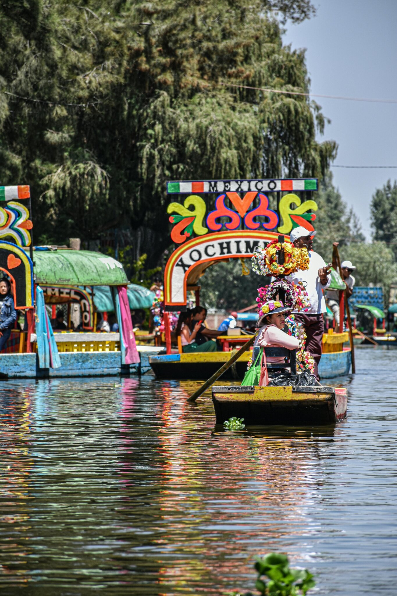 Turistické atrakce v Mexico City - Barevné trajineras zdobené květinami plující po kanálech Xochimilca v Mexico City.
